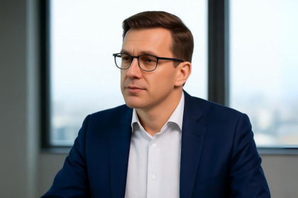 Carlos Eduardo Rosalba Padilha evidencia os desafios da governança digital na era tecnológica.