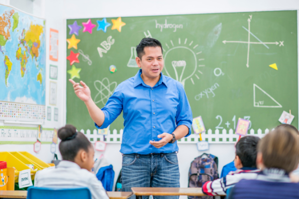 Teciomar Ábila analisa os desafios e oportunidades do papel do professor na era digital.