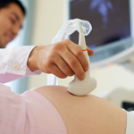 Descubra com a Dra. Thaline Neves como a ultrassonografia é essencial para a prevenção e diagnóstico em pacientes de todas as idades.