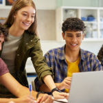 Sérgio Bento De Araújo mostra como a EJA em 2025 pode reinventar a educação com métodos que reduzem a evasão e ampliam o engajamento dos alunos.