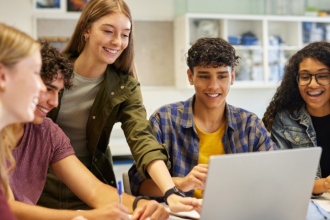 Sérgio Bento De Araújo mostra como a EJA em 2025 pode reinventar a educação com métodos que reduzem a evasão e ampliam o engajamento dos alunos.