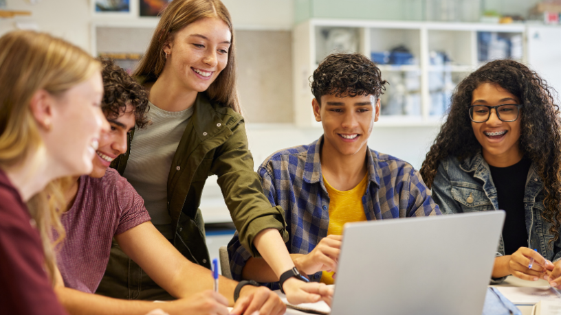 Sérgio Bento De Araújo mostra como a EJA em 2025 pode reinventar a educação com métodos que reduzem a evasão e ampliam o engajamento dos alunos.