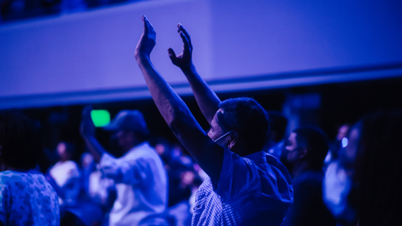 Pe. Jose Eduardo Oliveira e Silva destaca que a santidade é vocação universal, acessível na vida cotidiana.