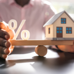 A evolução das taxas de juros influencia diretamente as perspectivas de crédito imobiliário até 2030, destaca Alex Nabuco Dos Santos.