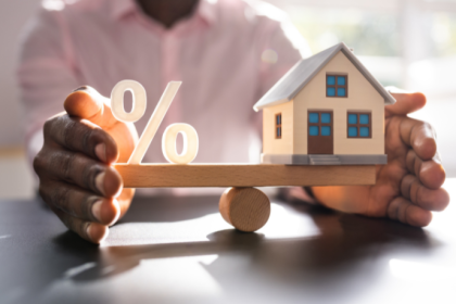 A evolução das taxas de juros influencia diretamente as perspectivas de crédito imobiliário até 2030, destaca Alex Nabuco Dos Santos.