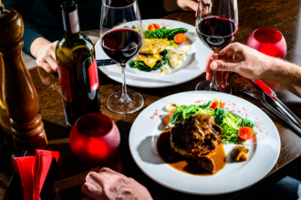 Outback relança pratos mais pedidos: estratégia que une nostalgia, marketing e experiência gastronômica