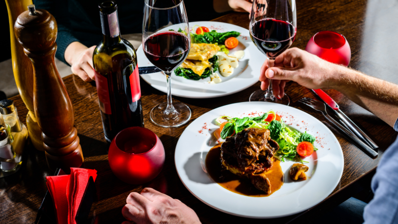 Outback relança pratos mais pedidos: estratégia que une nostalgia, marketing e experiência gastronômica