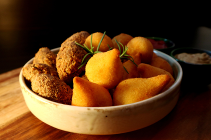 Lanchinhos brasileiros e reconhecimento internacional: por que os sabores do Brasil conquistam o mundo