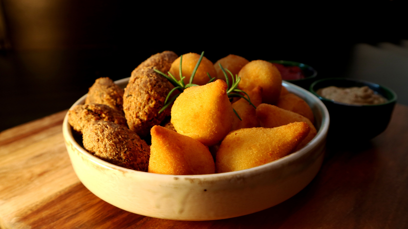 Lanchinhos brasileiros e reconhecimento internacional: por que os sabores do Brasil conquistam o mundo