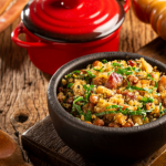 Pratos brasileiros em alta: releituras de moqueca, feijoada e baião de dois impulsionam nova fase da gastronomia no Brasil