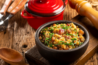 Pratos brasileiros em alta: releituras de moqueca, feijoada e baião de dois impulsionam nova fase da gastronomia no Brasil