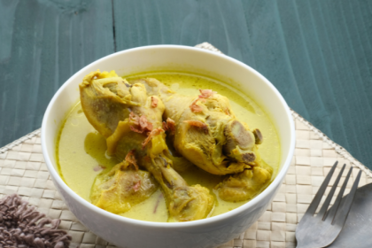 Receita de frango ao curry com leite de coco ganha versões brasileiras e vira tendência nas redes sociais