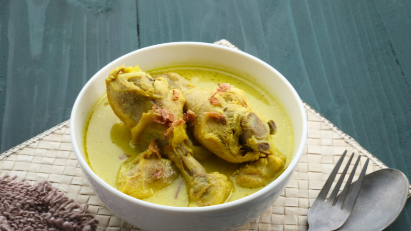 Receita de frango ao curry com leite de coco ganha versões brasileiras e vira tendência nas redes sociais