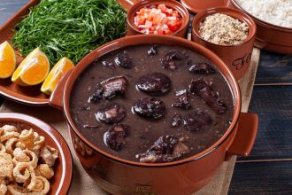 O Sucesso da Feijoada no Inverno: Tradição e Estratégia no Mercado Gastronômico