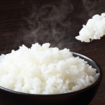 Onigiri ganha força no Brasil: por que o bolinho de arroz japonês virou um dos pratos mais desejados de São Paulo