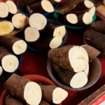 Farinha de mandioca, frutas e raízes: por que os pães com ingredientes brasileiros estão ganhando espaço nas receitas
