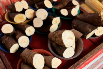 Farinha de mandioca, frutas e raízes: por que os pães com ingredientes brasileiros estão ganhando espaço nas receitas